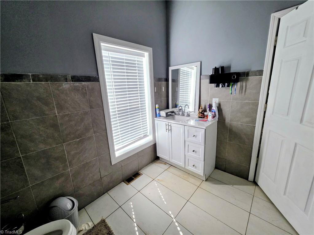 515 Cable Street High Point, NC 27260 - Photo 9 of 11