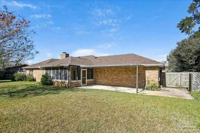 a view of a house with a yard