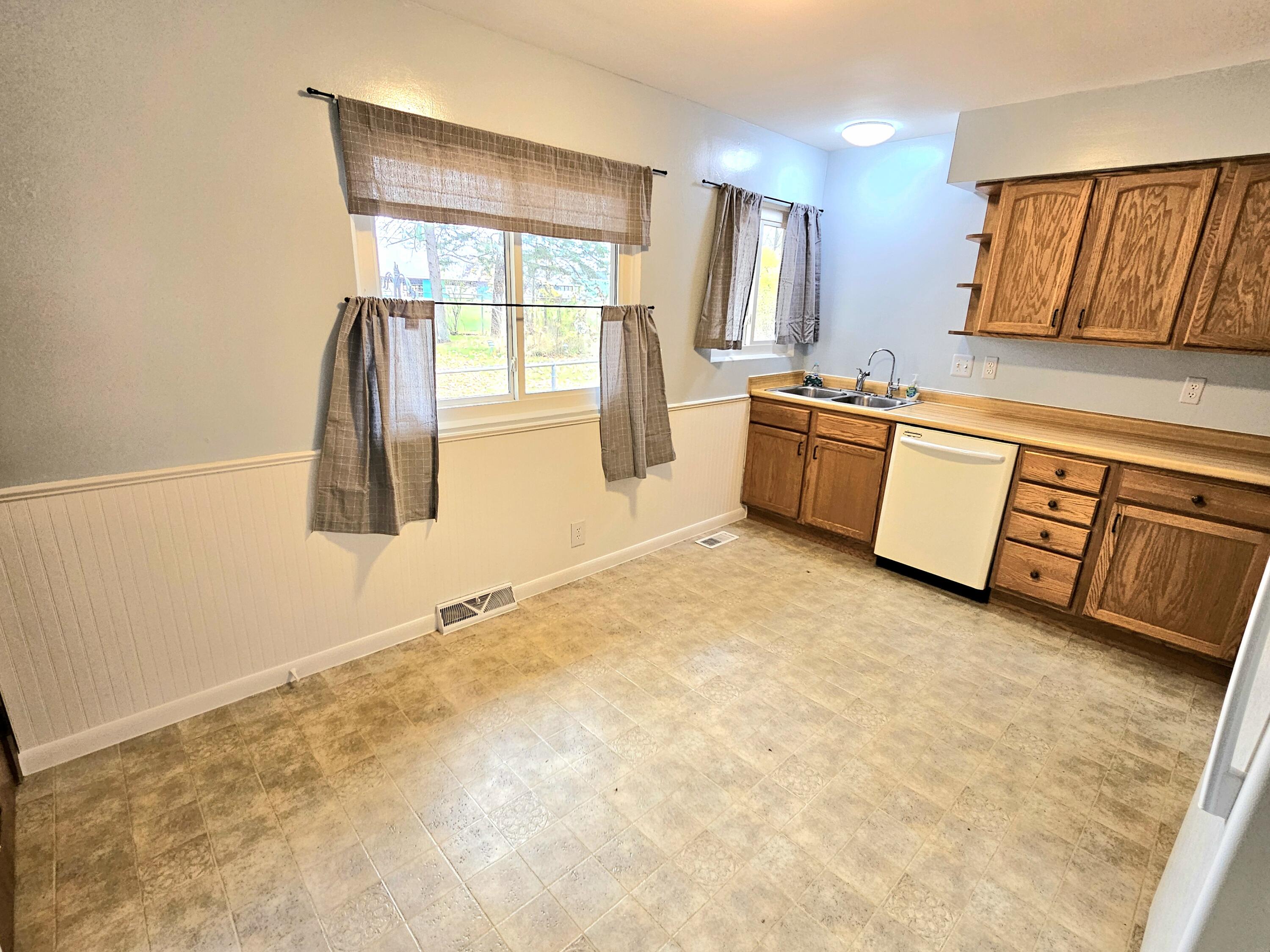 1005 South Constantine Street Three Rivers, MI 49093 - Photo 18 of 26 20241116_124027