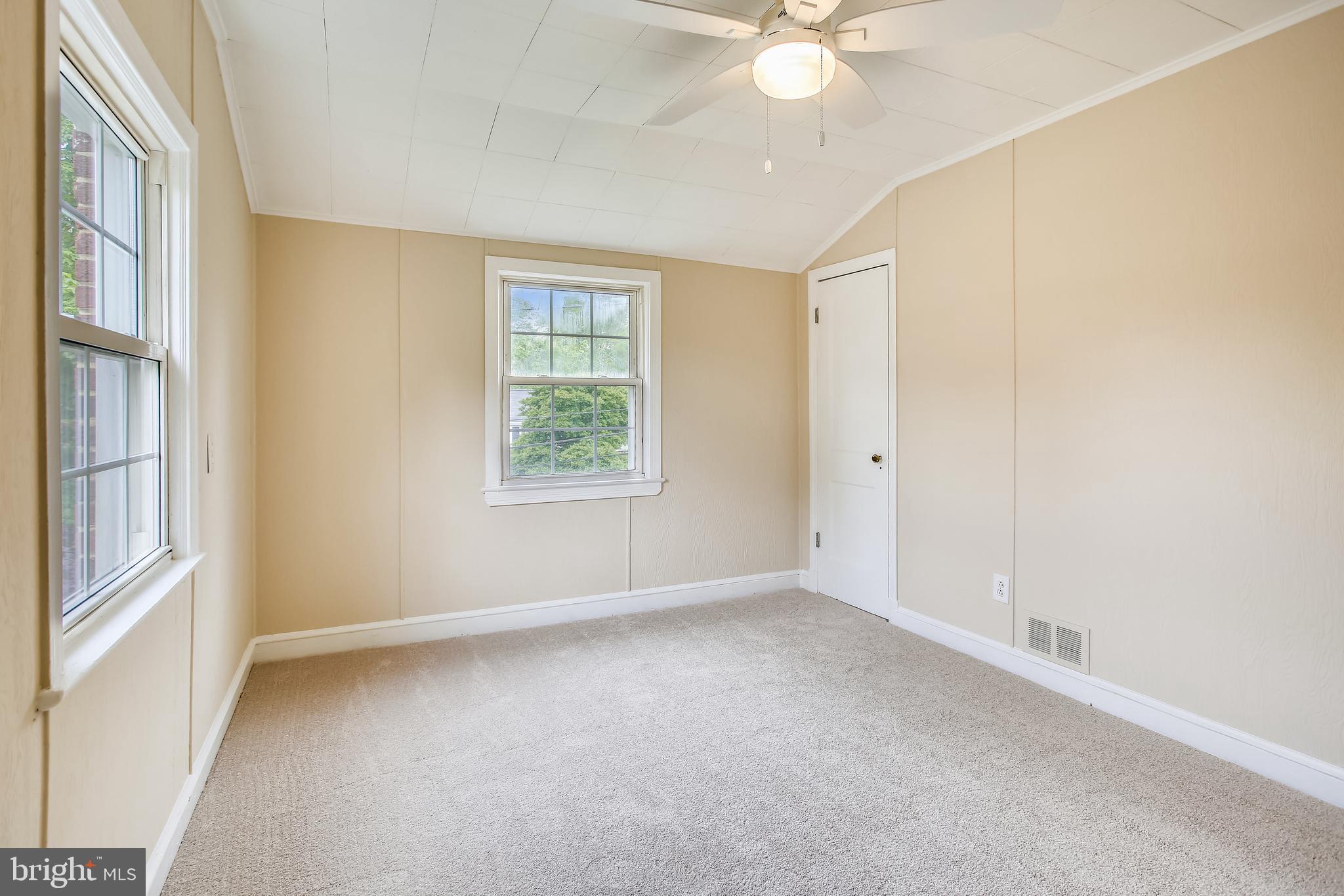 10013 Raynor Road Silver Spring, MD 20901 - Photo 31 of 61 Upper level BR4 with ample closet space