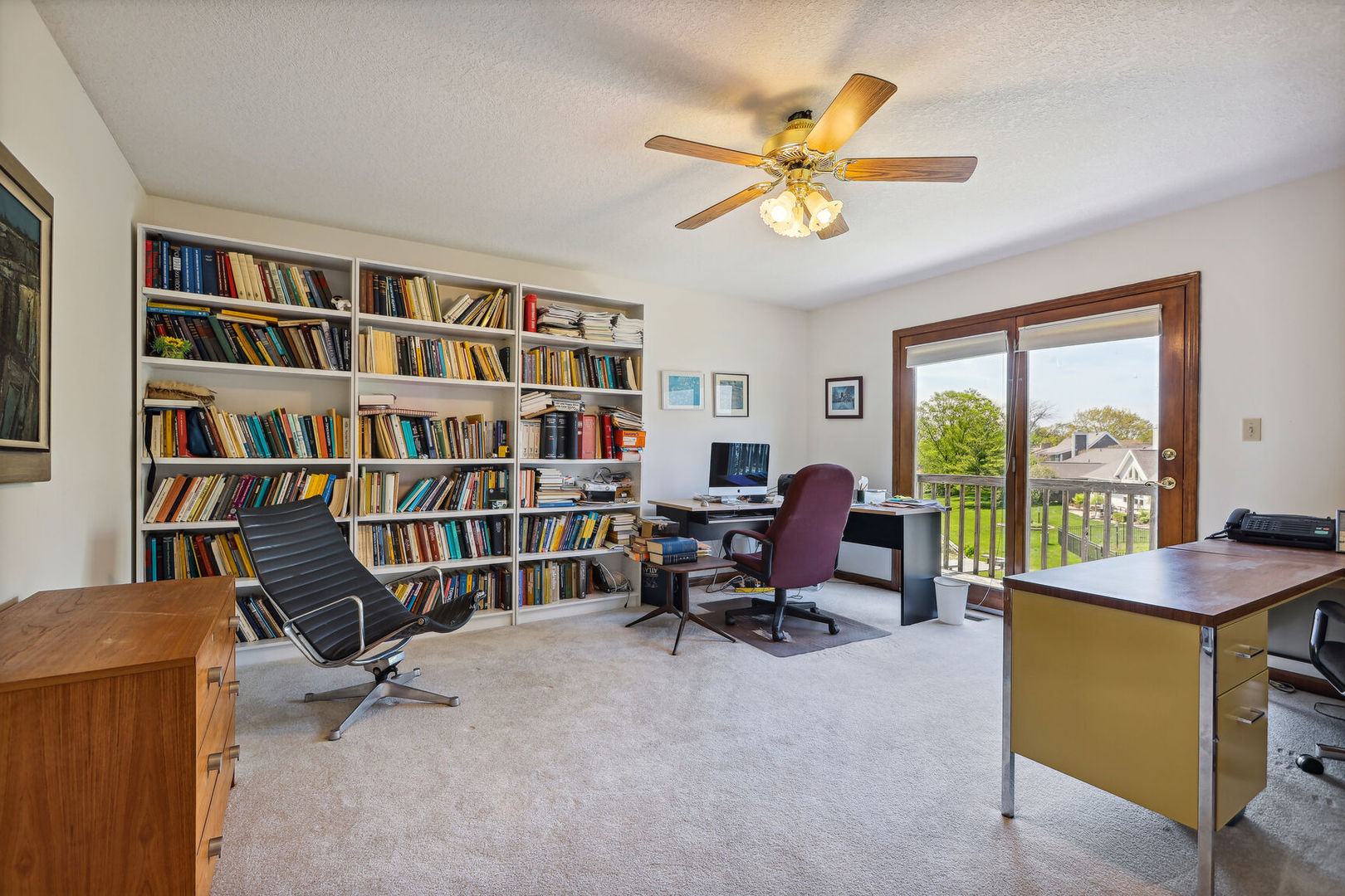 2203 Edgewater Place Champaign, IL 61822 - Photo 25 of 35 a view of a livingroom with workspace and a window