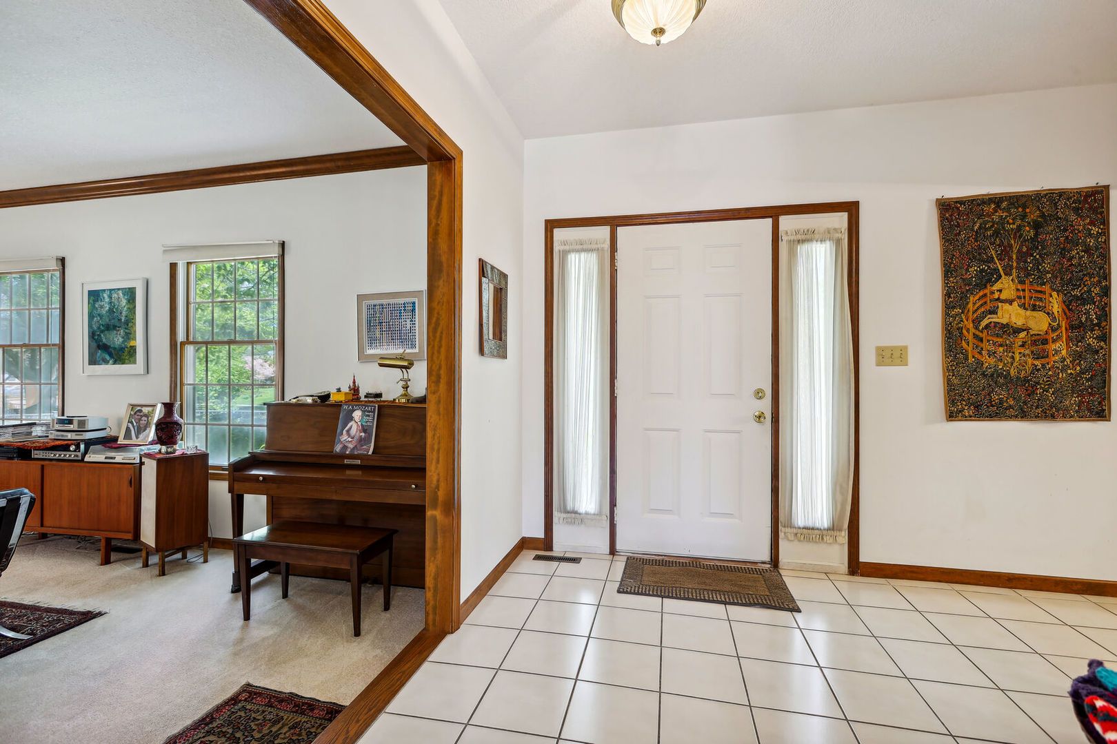 2203 Edgewater Place Champaign, IL 61822 - Photo 4 of 35 a living room with furniture and a dining table