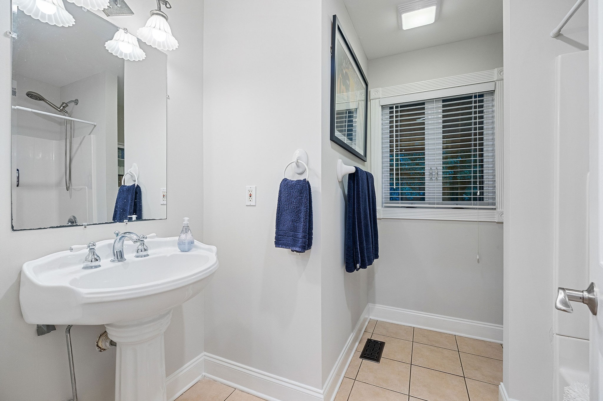 574 Hayes Ridge Road Lancaster, TN 38569 - Photo 25 of 48 a bathroom with a sink a mirror and vanity