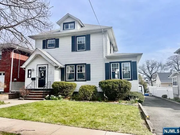 $725,000 | 891 Ray Avenue, Ridgefield, NJ 07657