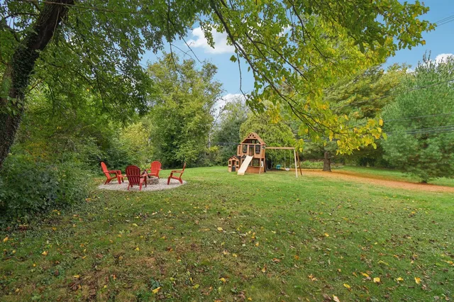 a view of a back yard