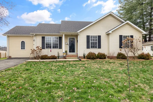 a view of a house with back yard