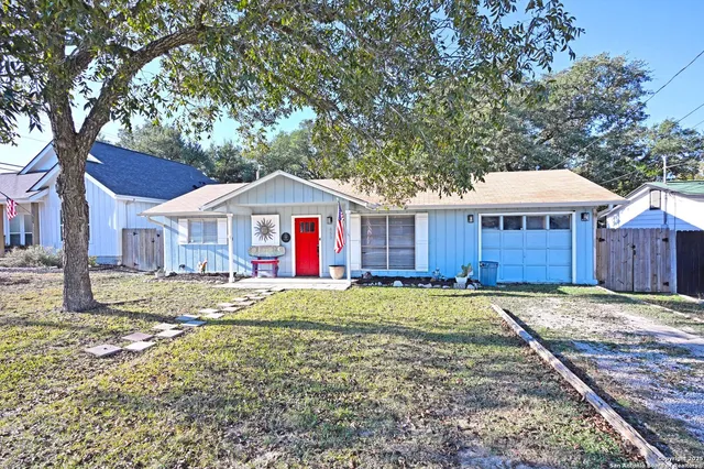 $1,750 | 553 Scenic Drive, Unit 1, Canyon Lake, TX 78133