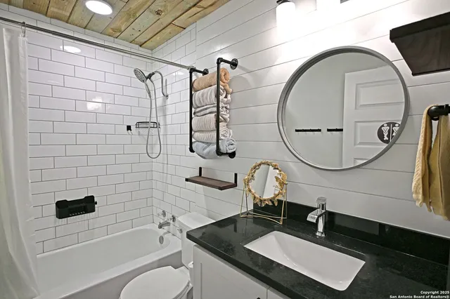 $1,750 | 553 Scenic Drive, Unit 1, Canyon Lake, TX 78133