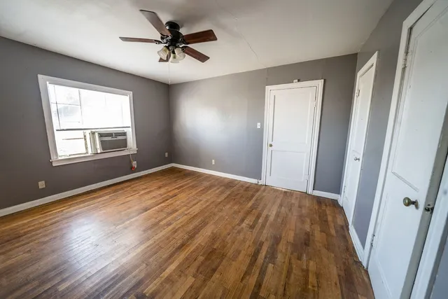 a view of a livingroom with a ceiling fan