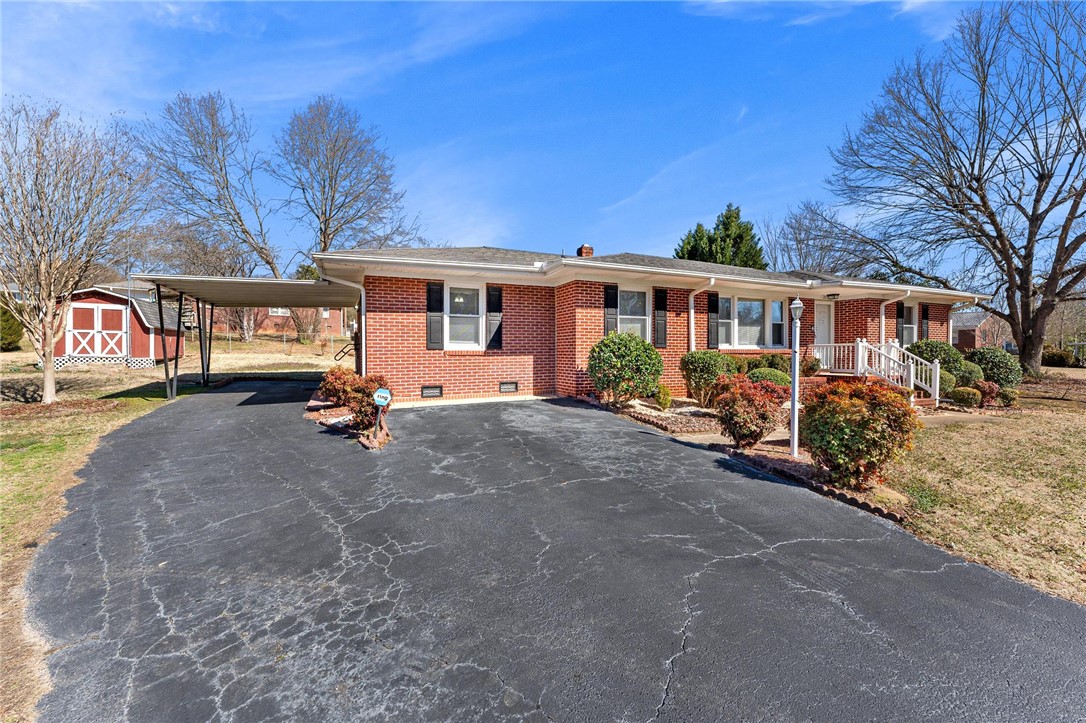 209 Meadowbrook Drive Liberty, SC 29657 - Photo 4 of 35