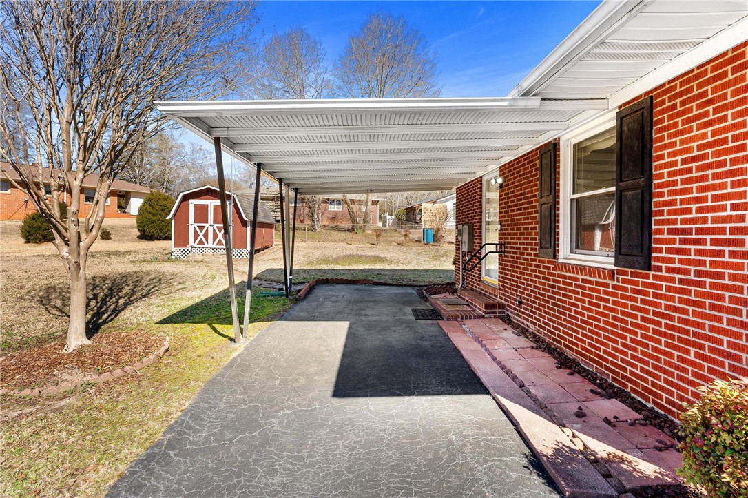 209 Meadowbrook Drive Liberty, SC 29657 - Photo 5 of 35