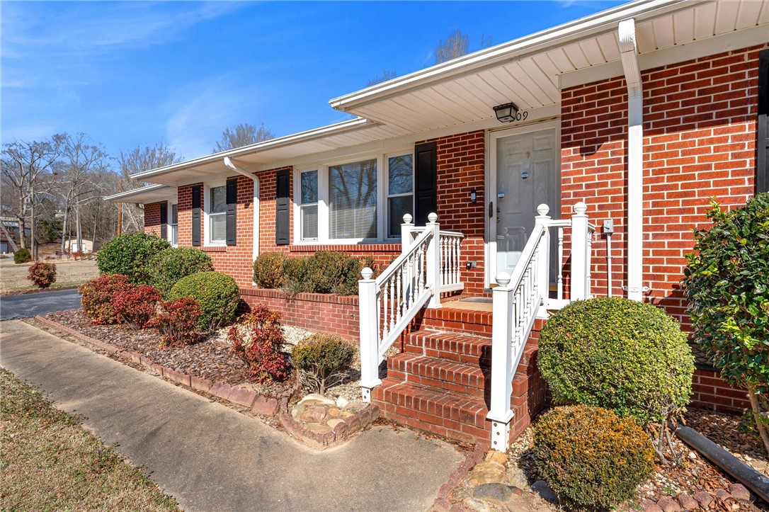 209 Meadowbrook Drive Liberty, SC 29657 - Photo 6 of 35