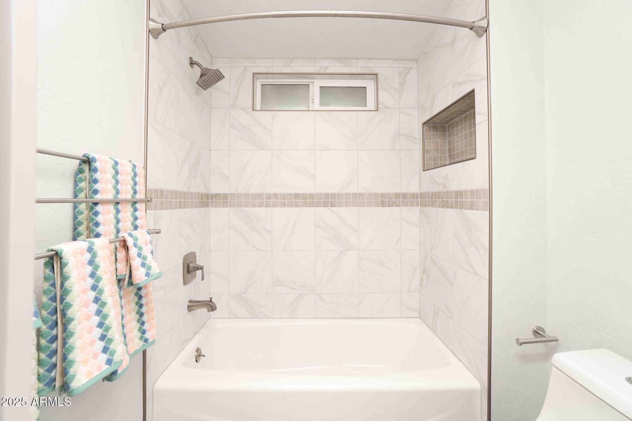 6770 West State Rte 89A, Unit 15 Sedona, AZ 86336 - Photo 12 of 27 a bathroom with a bathtub