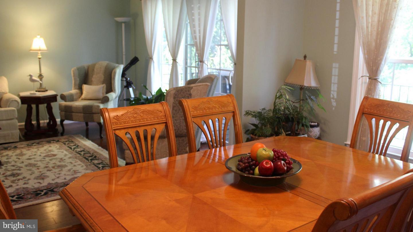 11716 Putting Green Court Reston, VA 20191 - Photo 7 of 32 Dining area
