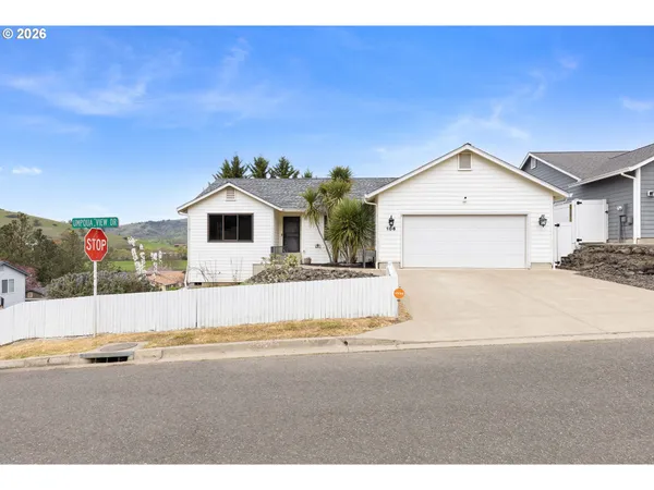 $369,000 | 106 Umpqua View Drive, Roseburg, OR 97471