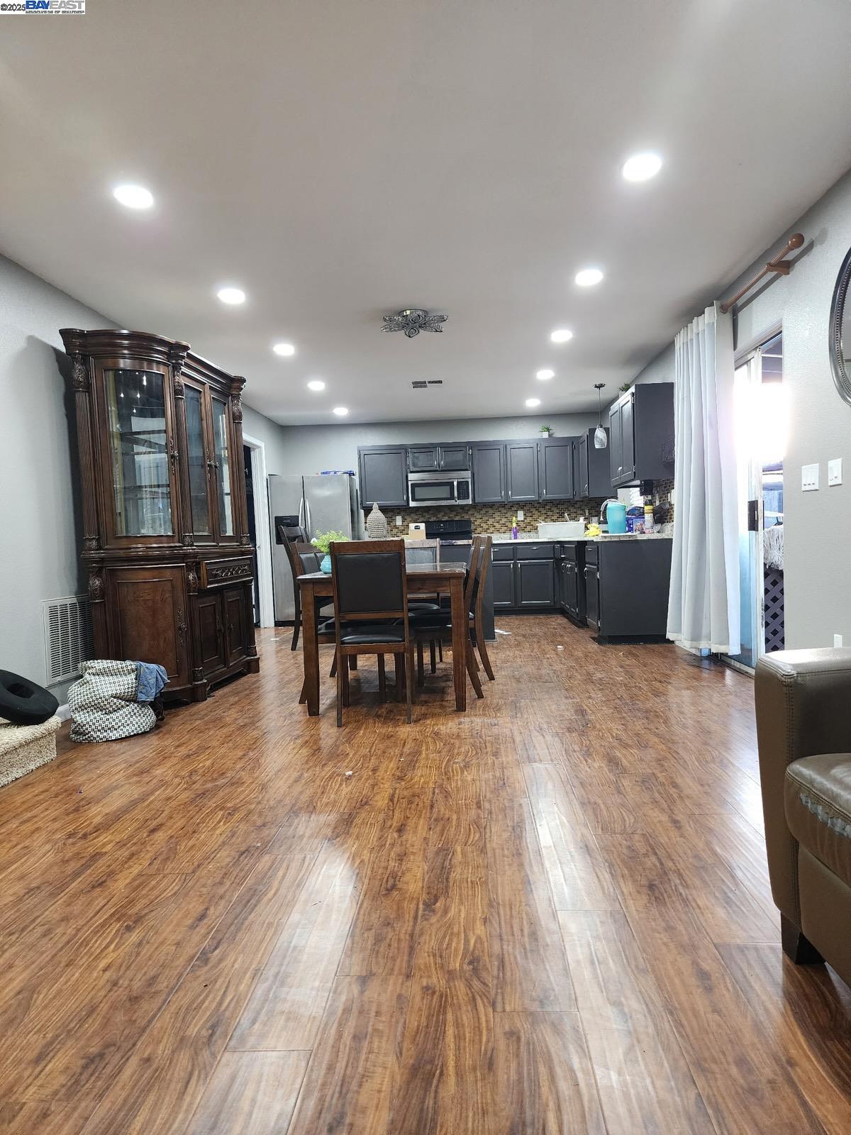 1547 Parkside Court Tracy, CA 95376 - Photo 3 of 5