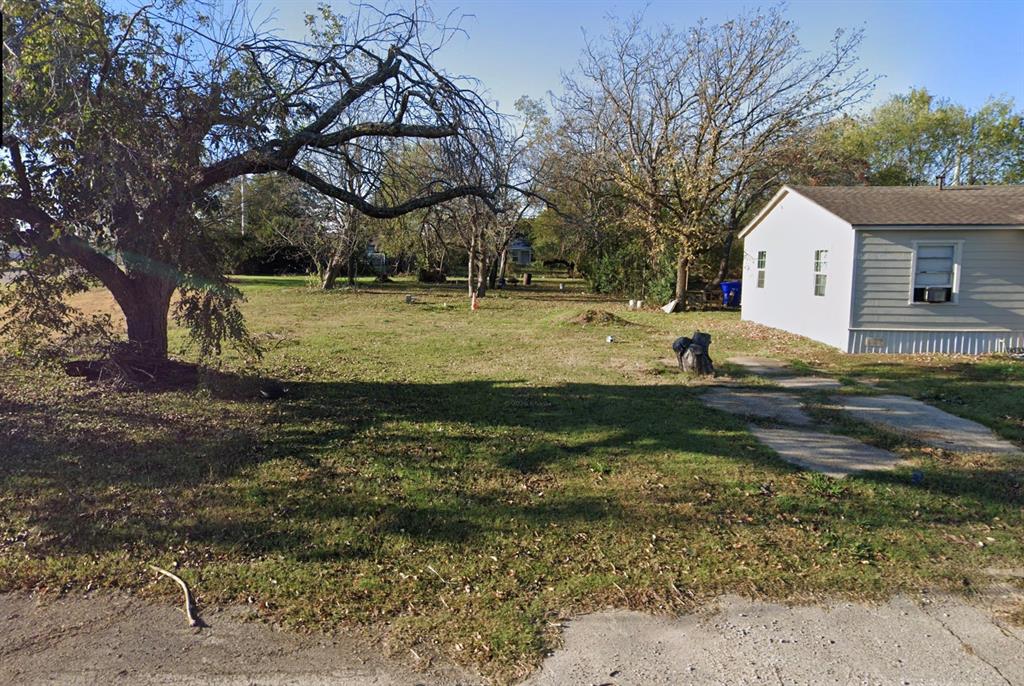 1813 South 24th Street Waco, TX 76706 - Photo 3 of 6 a view of a house with a yard