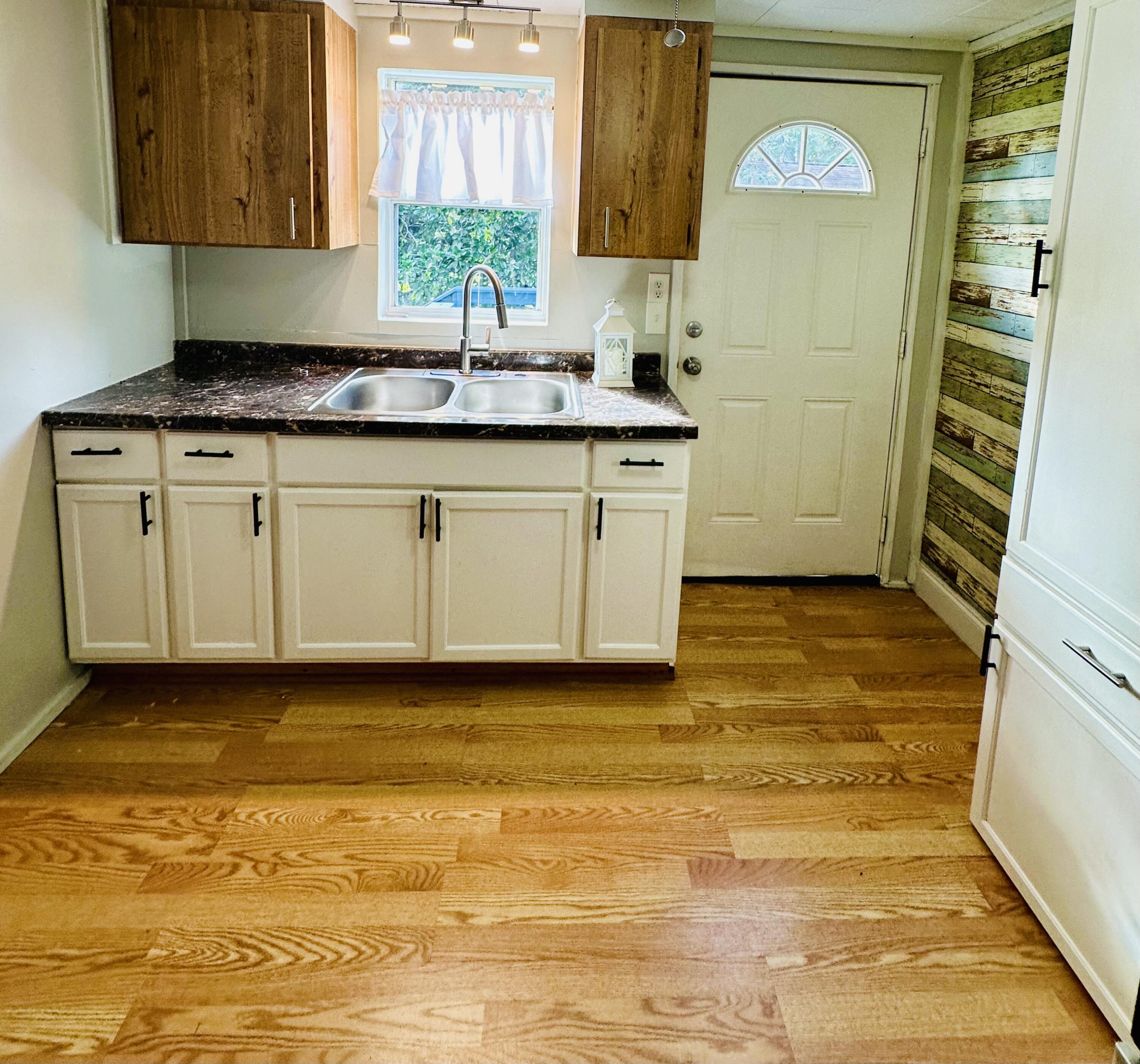 1104 Southwest 11th Street Okeechobee, FL 34974 - Photo 19 of 59 West entry at kitchen