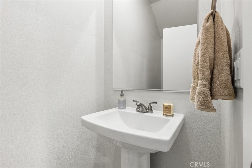 35111 Rangpur Lane Fallbrook, CA 92028 - Photo 19 of 40 Downstairs half bath