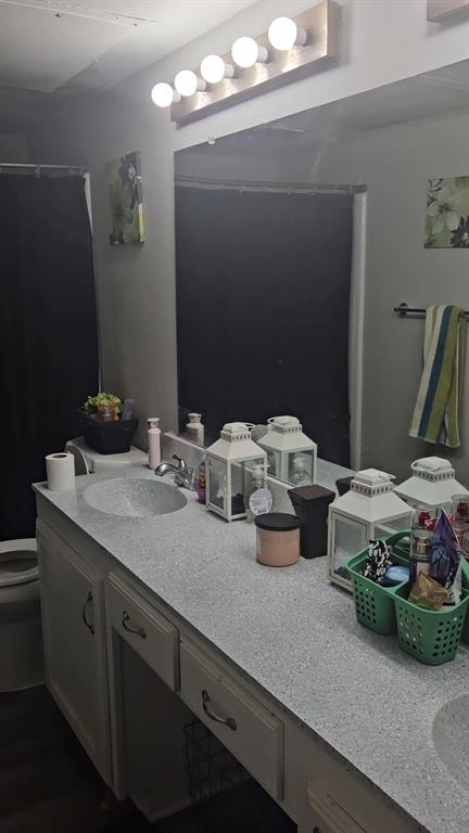 7129 Sorcey Road Dallas, TX 75249 - Photo 15 of 17 Current leased bathroom