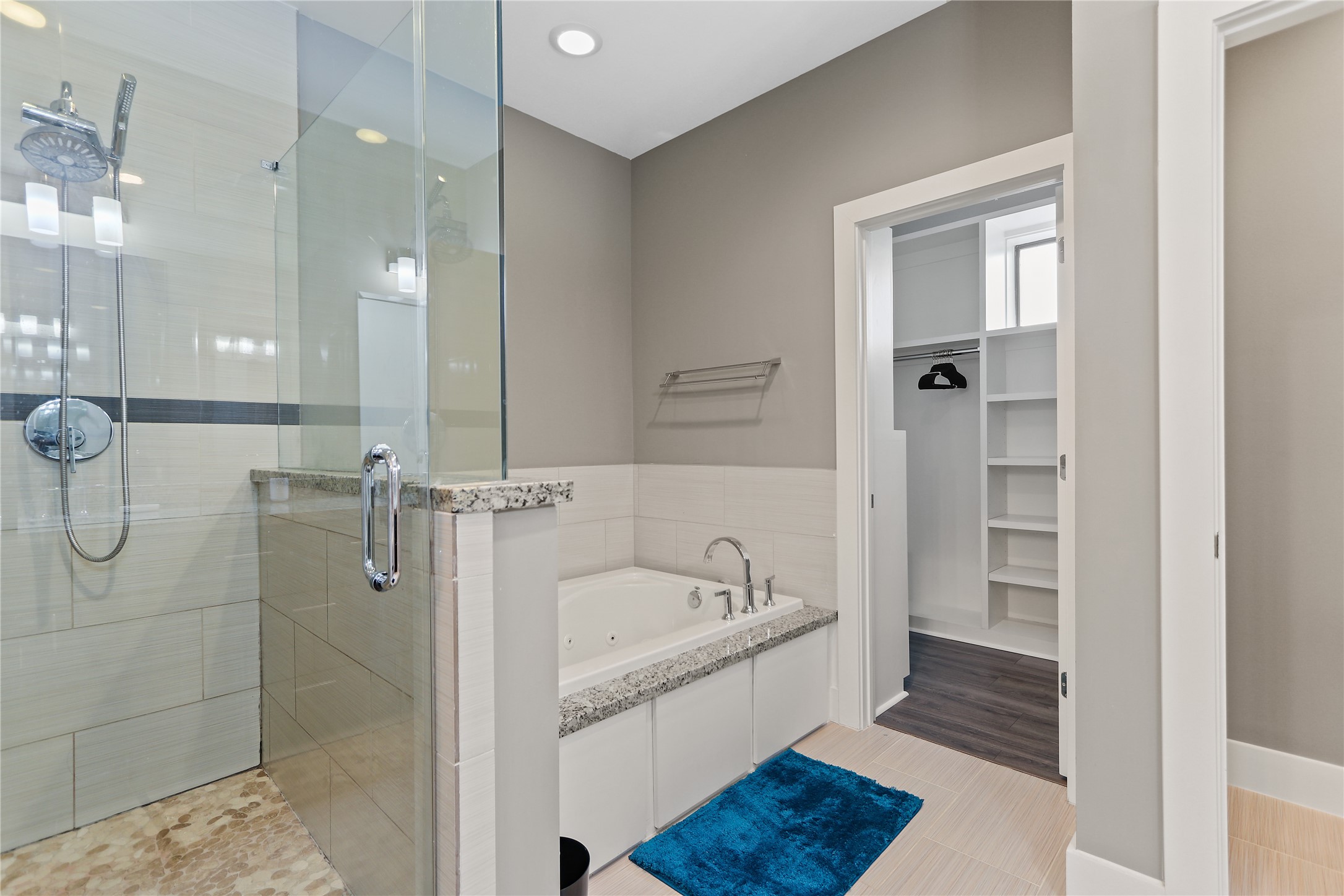 2105 Hadley Street Houston, TX 77003 - Photo 14 of 30 Ensuite primary bathroom