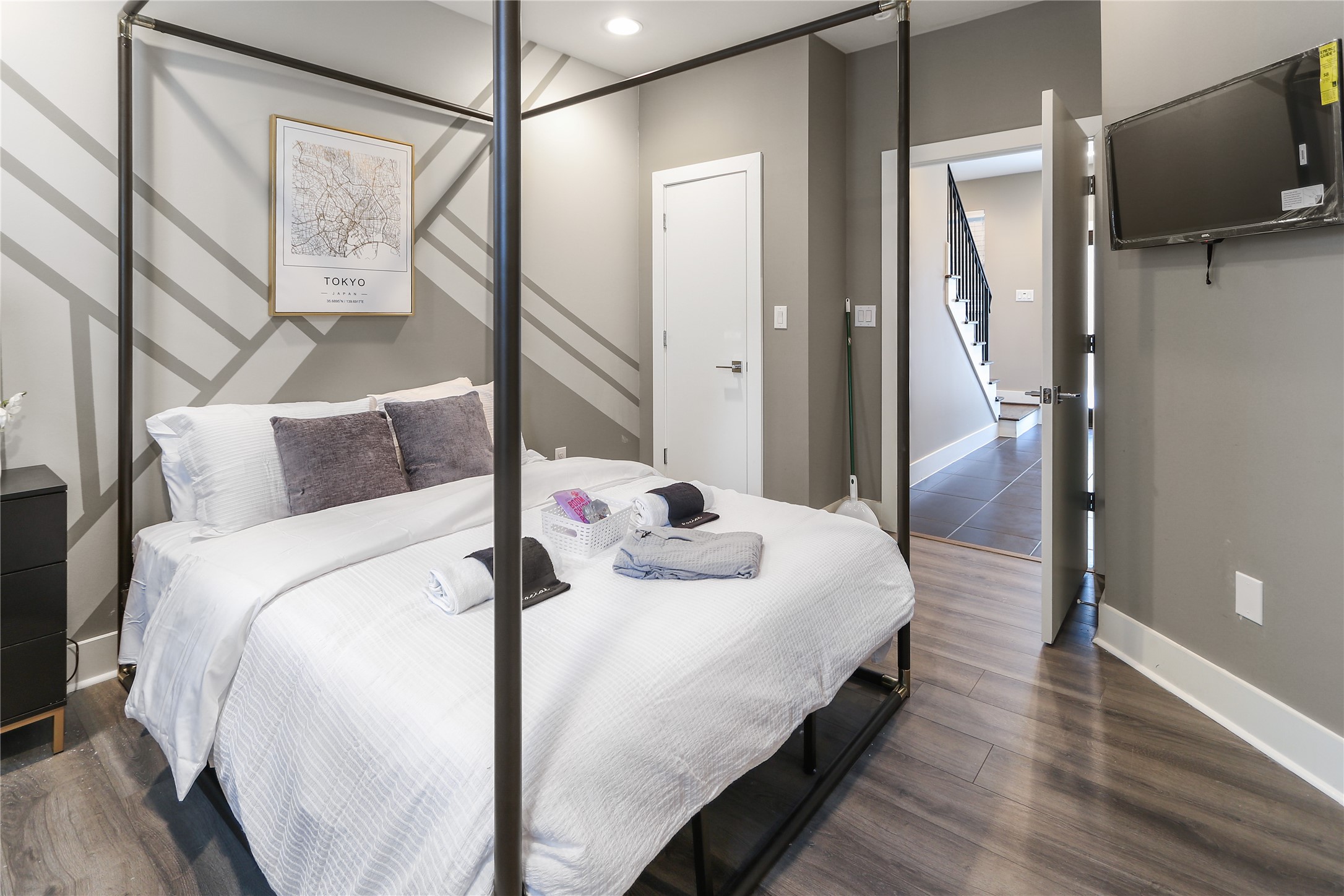 2105 Hadley Street Houston, TX 77003 - Photo 18 of 30 First floor secondary bedroom with ensuite bathroom