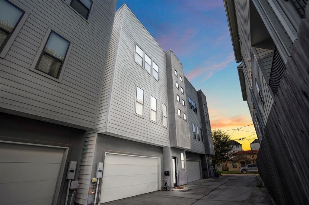 2105 Hadley Street Houston, TX 77003 - Photo 2 of 30 A stylish East Downtown retreat close to it all