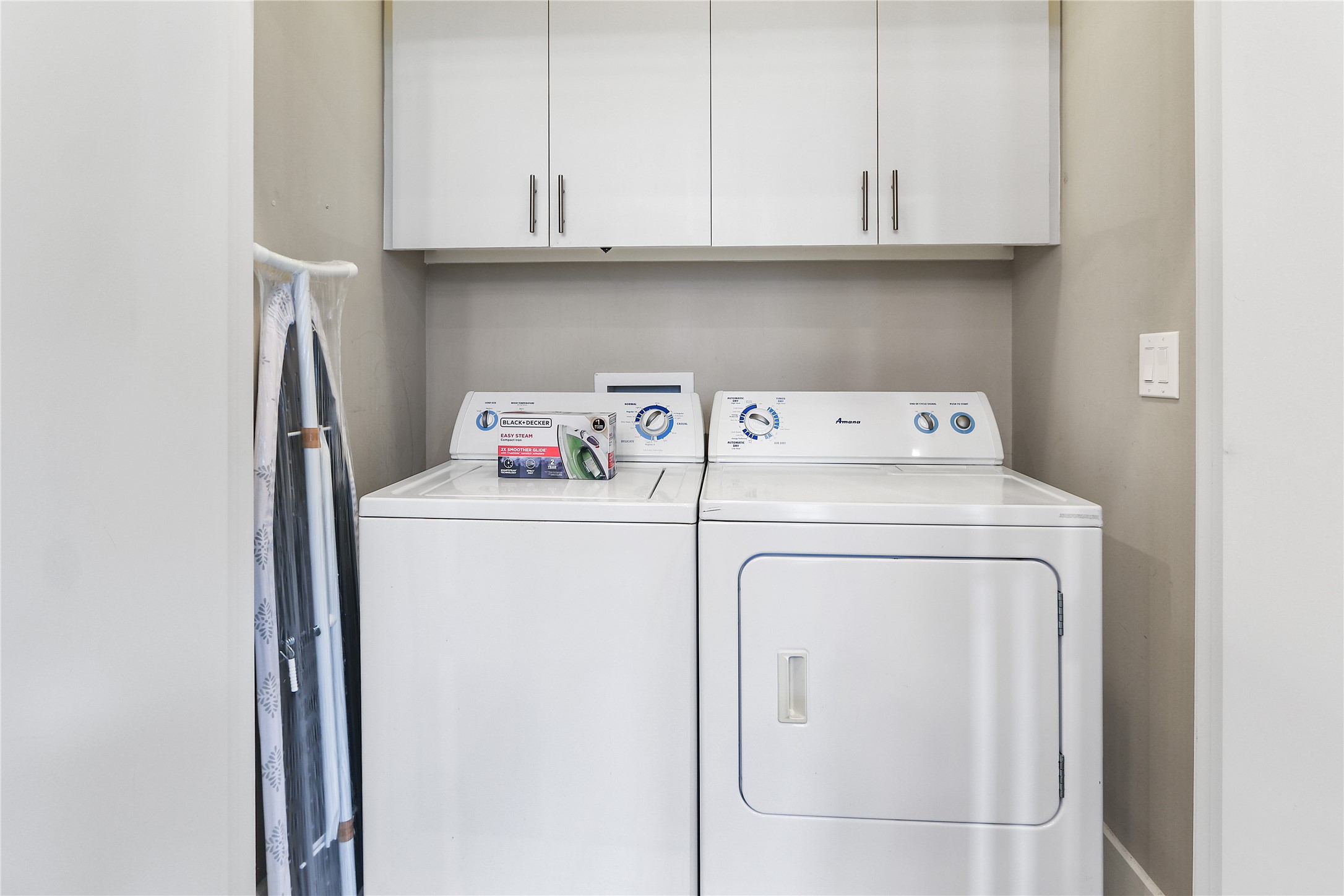 2105 Hadley Street Houston, TX 77003 - Photo 21 of 30 In-unit washer & dryer