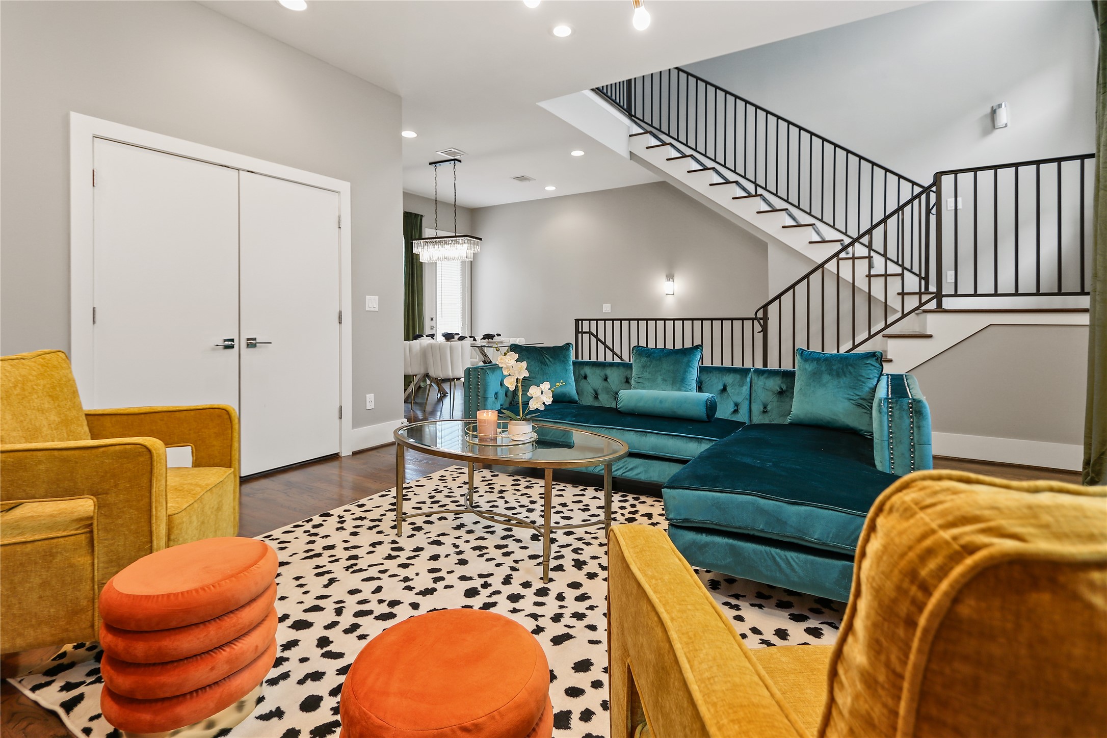 2105 Hadley Street Houston, TX 77003 - Photo 24 of 30 Bright living area with modern décor