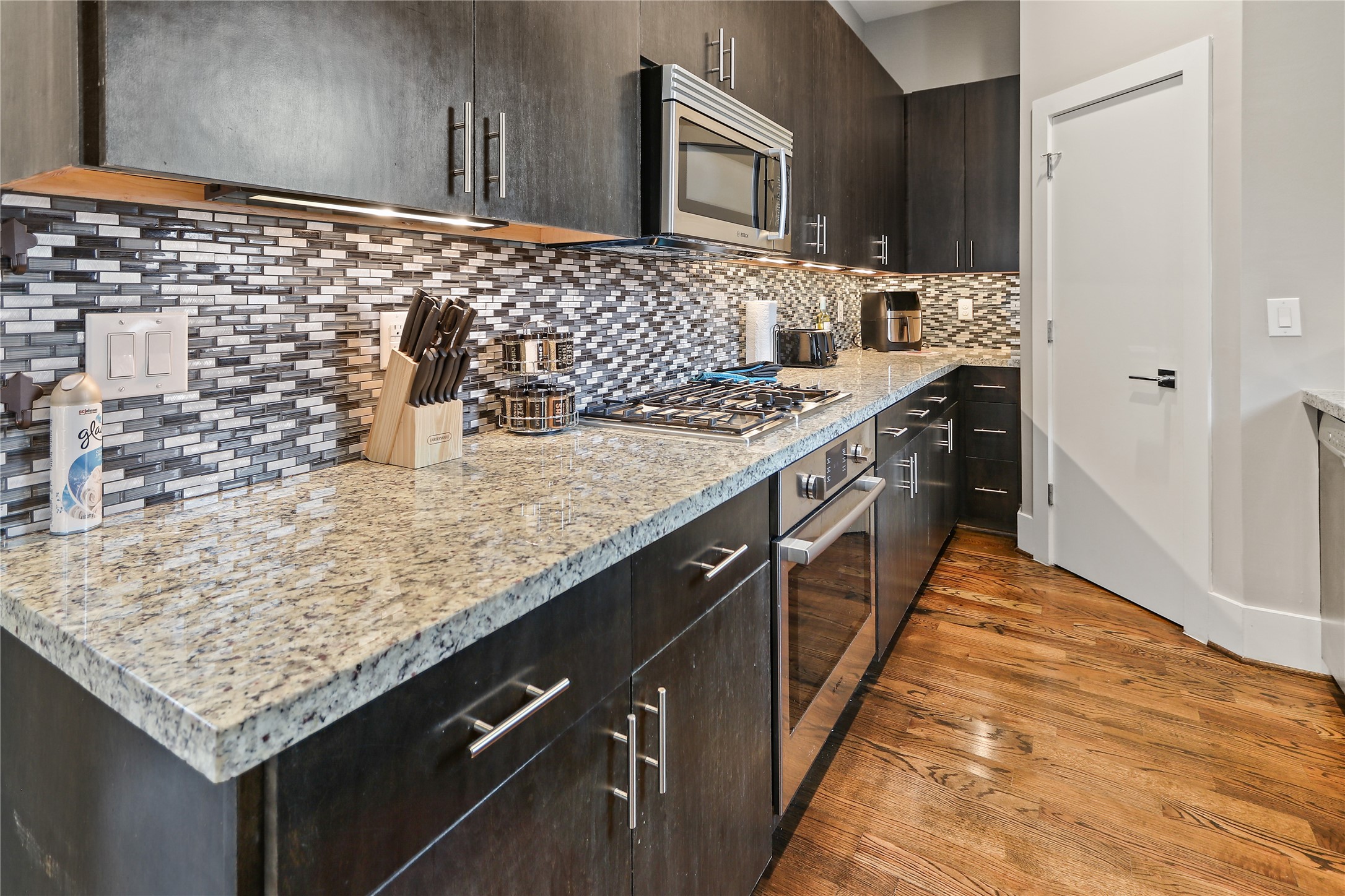 2105 Hadley Street Houston, TX 77003 - Photo 10 of 30 Fully equipped kitchen perfect for everyday living and entertaining