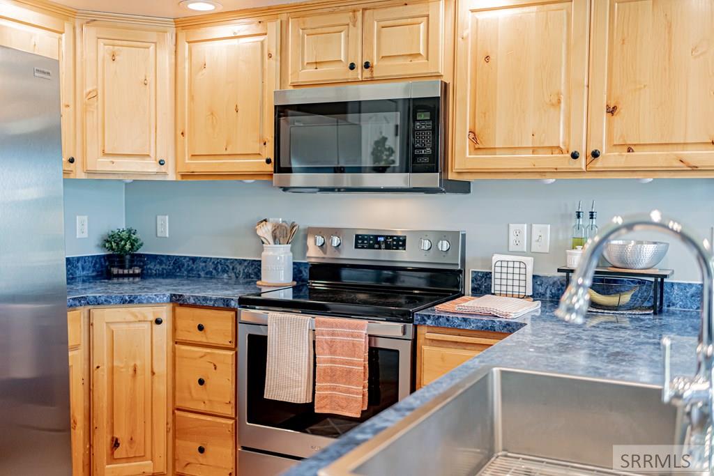 3947 Jordan Circle Ammon, ID 83406 - Photo 26 of 81 Kitchen