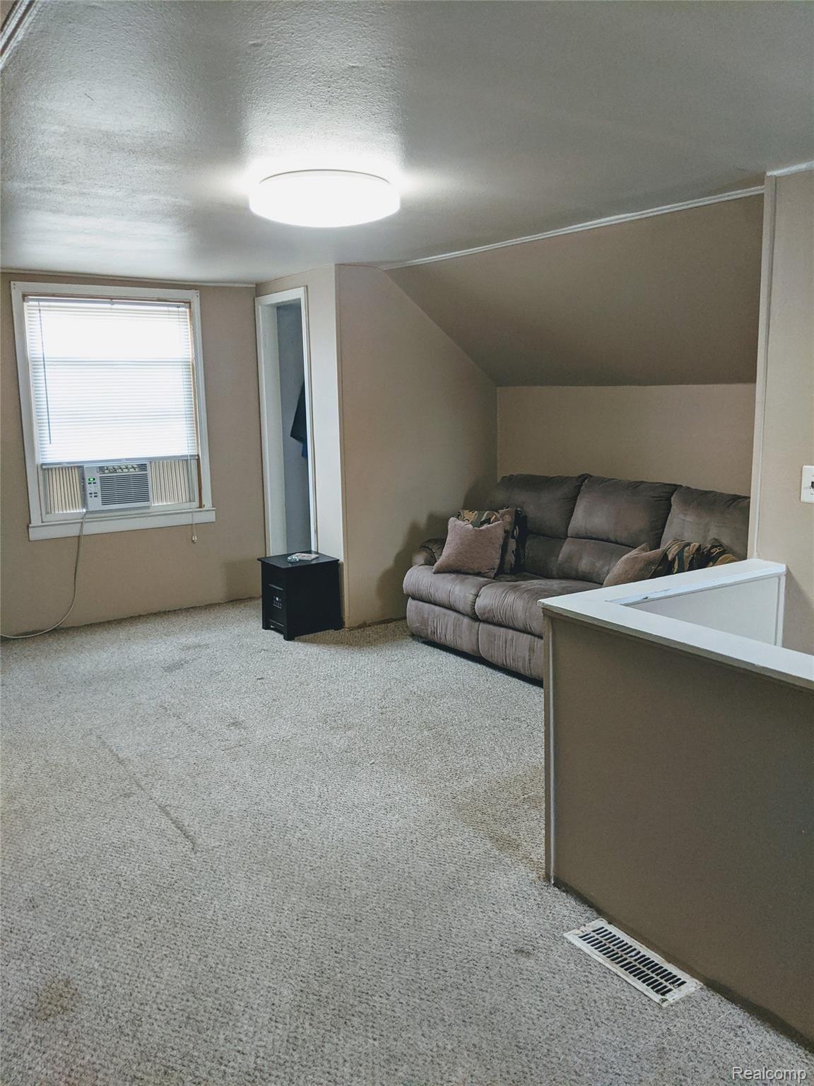 6627 Pelham Road Allen Park, MI 48101 - Photo 21 of 34 Upper bedroom, or use as TV room or office.