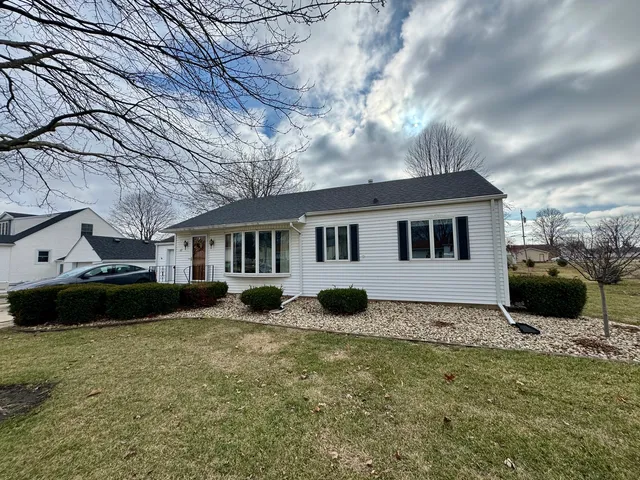 a view of a house with a yard