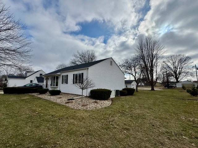 a view of a house with a yard