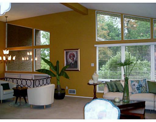 Living Room. Soaring Ceilings....Walls of Glass!