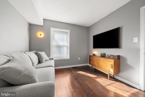 $549,999 | 907 South Rolfe Street, Unit 1A, Arlington, VA 22204