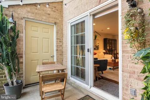 $549,999 | 907 South Rolfe Street, Unit 1A, Arlington, VA 22204