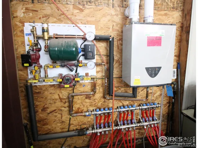 a black and white photo of a room