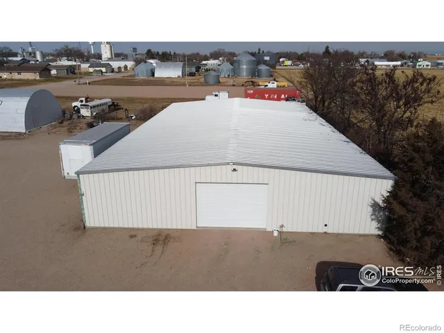 a view of livingroom with furniture