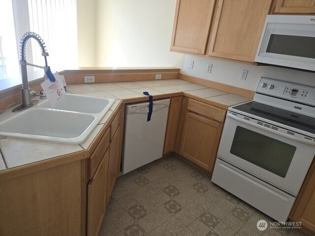 9715 26th Avenue Southwest, Unit 202 Seattle, WA 98106 - Photo 8 of 16