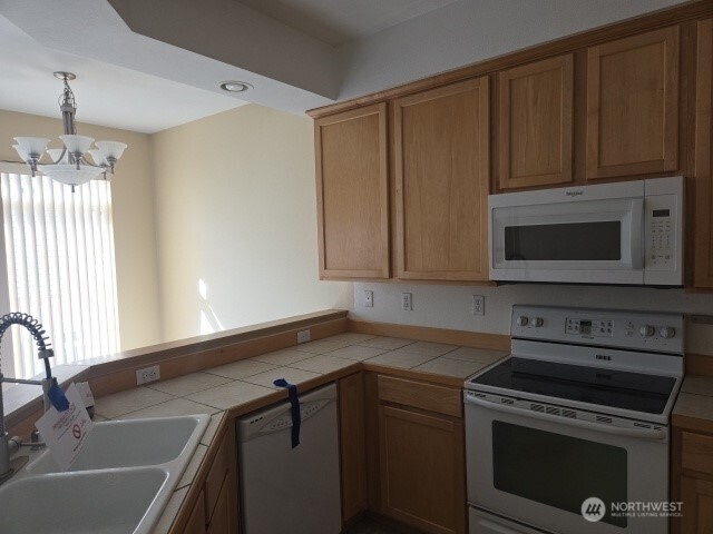 9715 26th Avenue Southwest, Unit 202 Seattle, WA 98106 - Photo 9 of 16