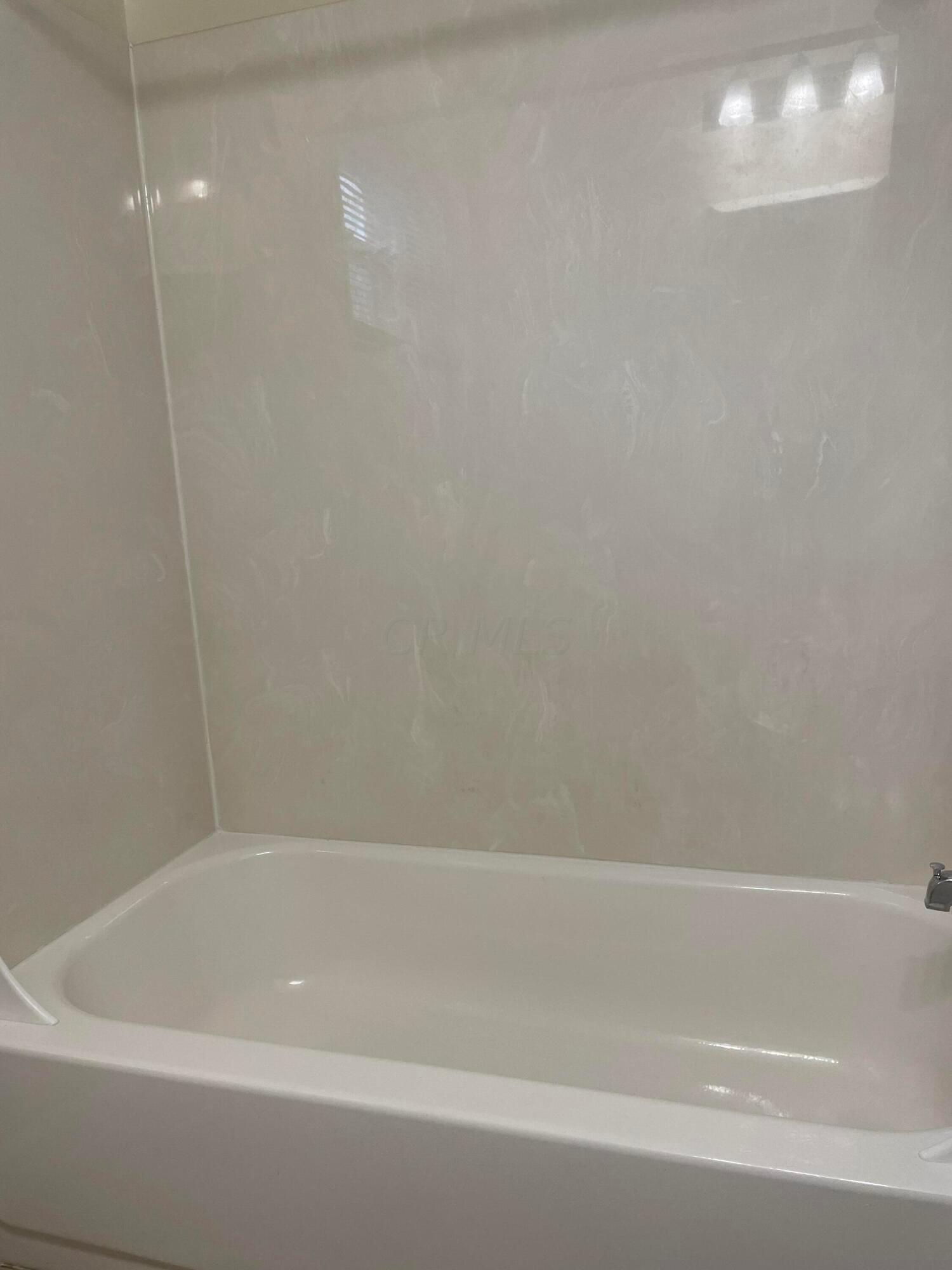 1156 South Cassingham Road Columbus, OH 43209 - Photo 18 of 20 1156A Bathtub