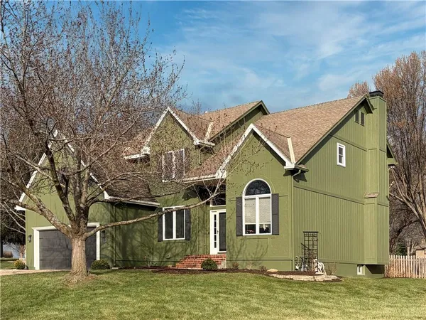 $470,000 | 704 Southwest Trailpark Court, Lee's Summit, MO 64081