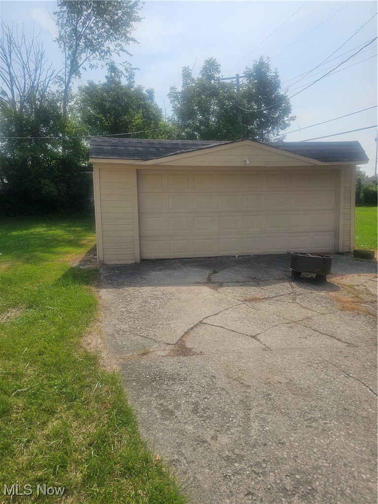 4407 Wyatt Road Cleveland, OH 44128 - Photo 4 of 25 View of detached garage