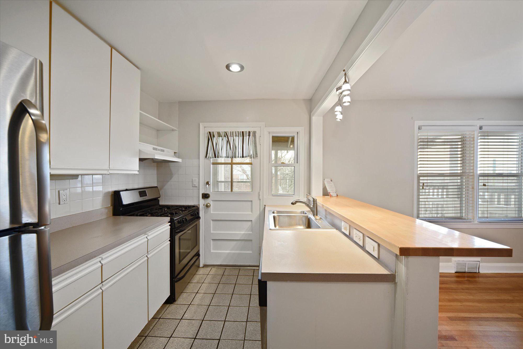 8103 Glen Gary Road Towson, MD 21286 - Photo 8 of 25 Kitchen w/dr to screened porch