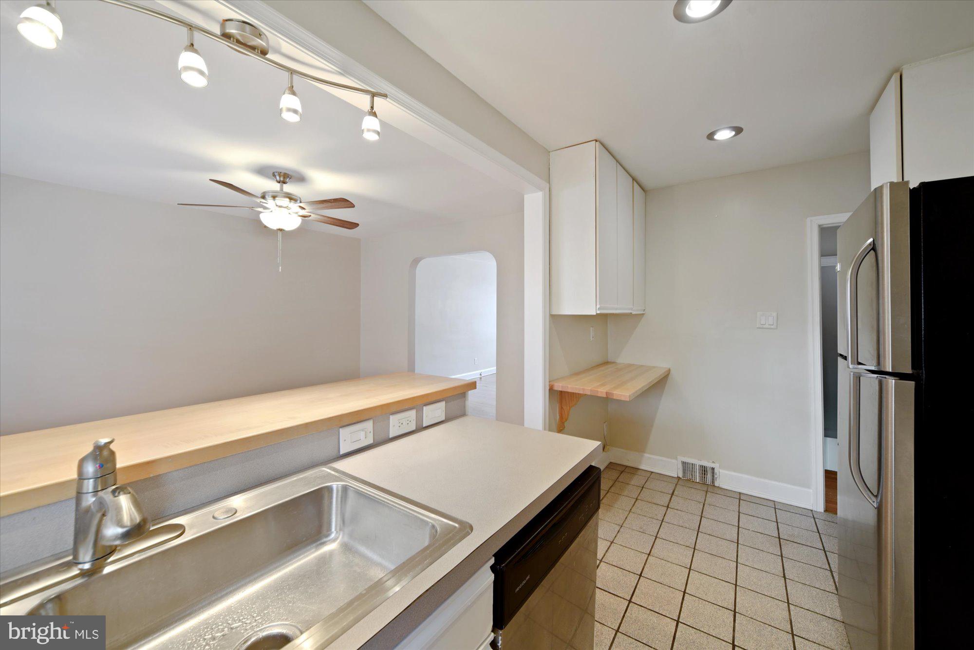 8103 Glen Gary Road Towson, MD 21286 - Photo 9 of 25 All appliances convey