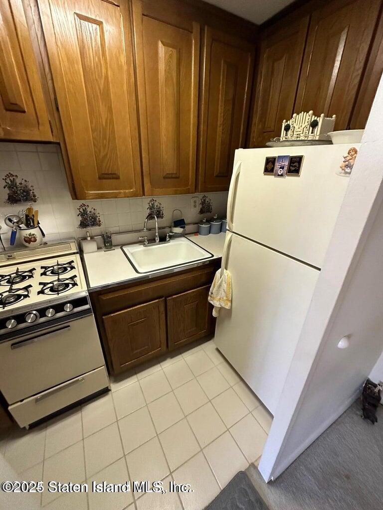 1000 Clove Road, Unit 3F Staten Island, NY 10301 - Photo 10 of 13 a utility room with dryer and washer