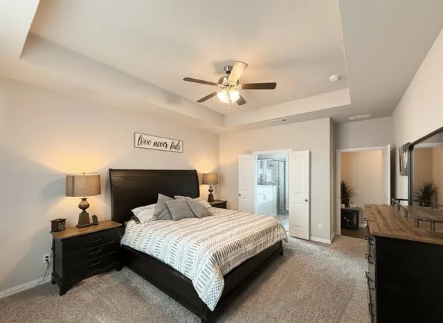 a en suite spacious bathroom with a double vanity sink and a mirror