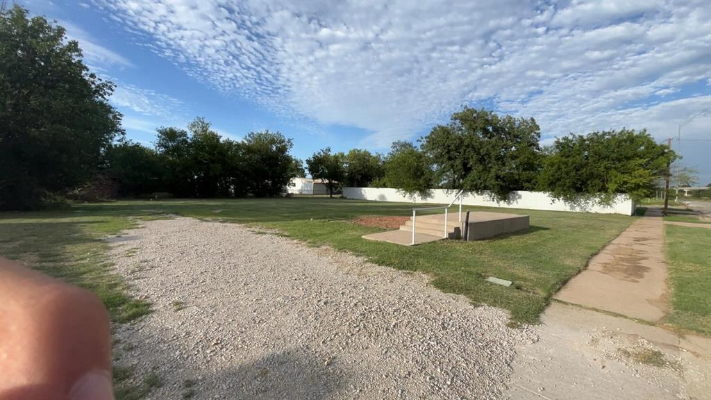 505 East Walnut Street Coleman, TX 76834 - Photo 3 of 4 a view of a park