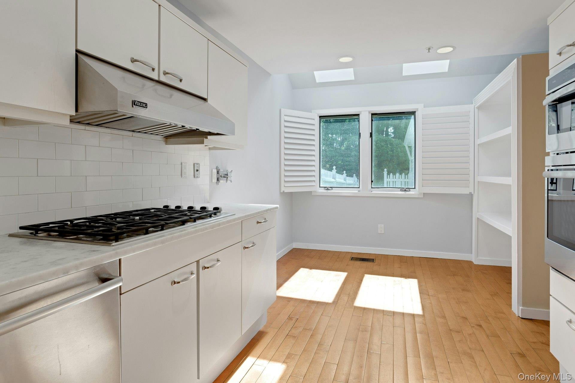 102 Boulder Ridge Road Scarsdale, NY 10583 - Photo 4 of 32